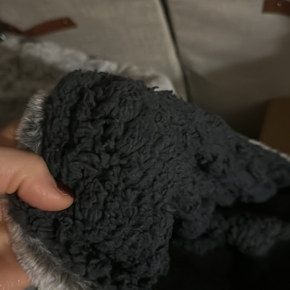NWT Gray Snow Faux Fur Sherpa Throw; Nonsmoking home - Picture 4 of 4